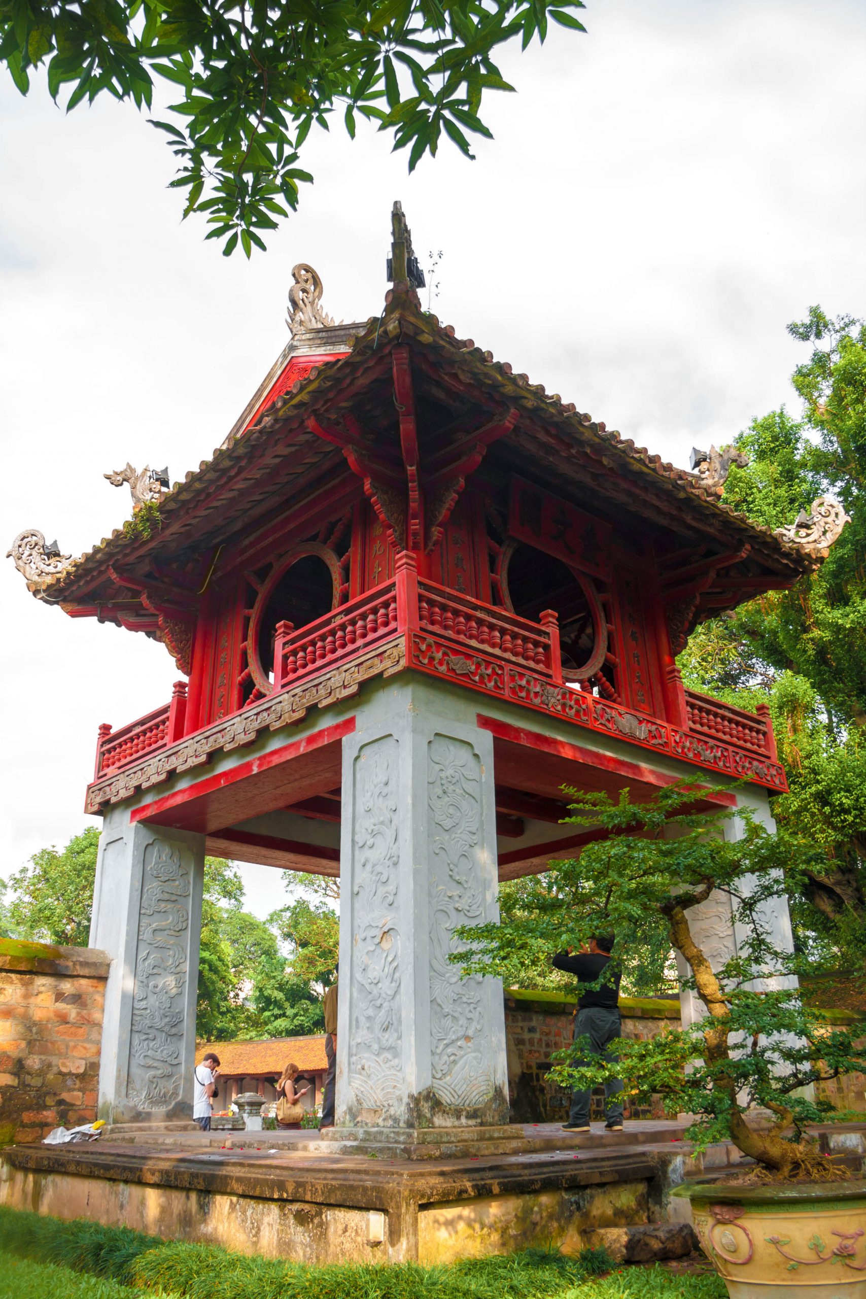 500px-photo-id-71943483-temple-of-literature-in-hanoi-vietnam