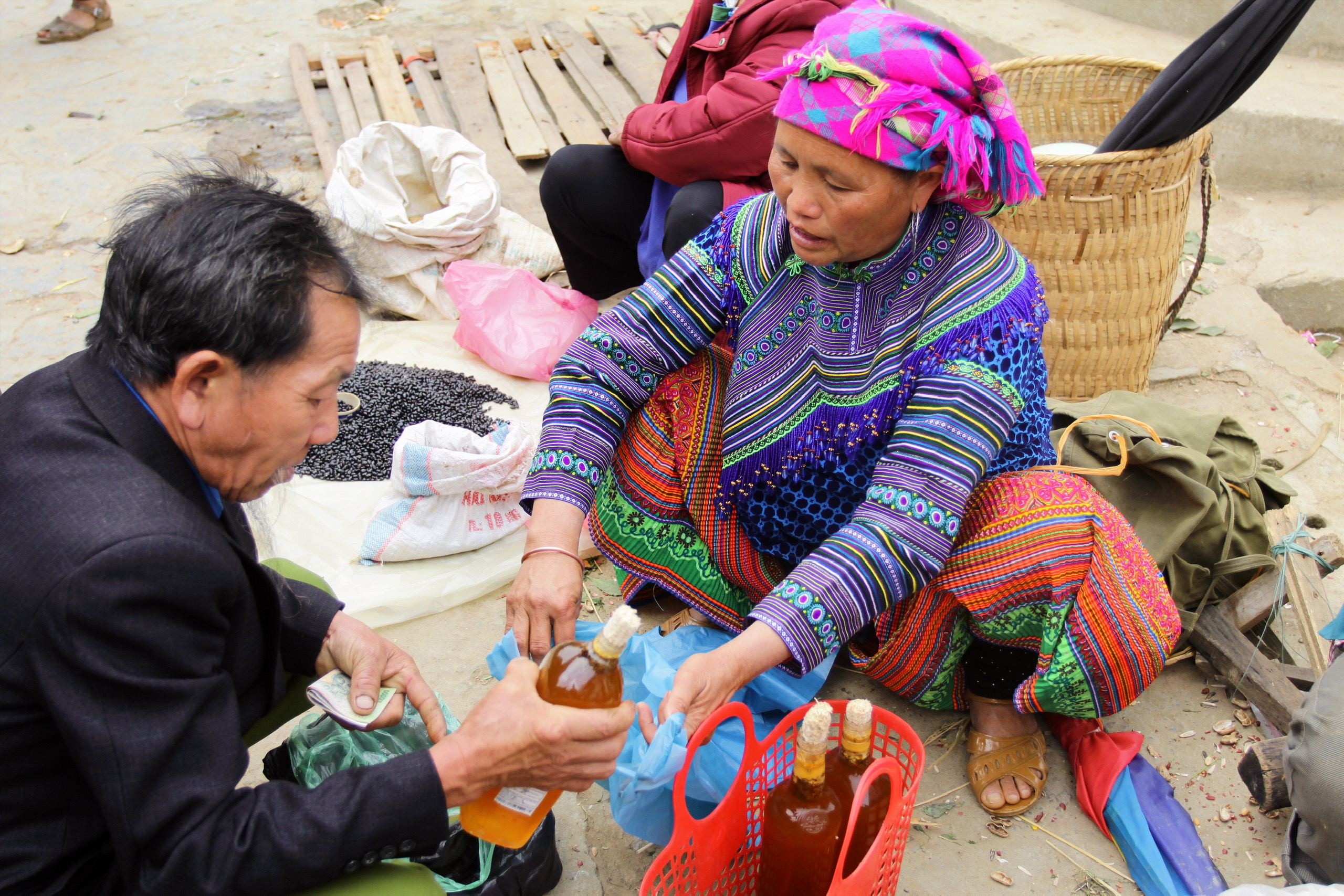 500px-photo-id-136180953-sapa-vietnam-february-08-2015-hmong-women-at-bac-ha-market-in-northern-vietnam-bac-ha-is-hilltribe-market-where-people-come-to-trade-for-goods-in-traditional-costumes